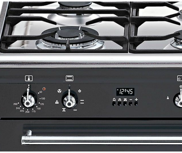 Eenvoudige en duidelijke bediening van de Smeg SNL916MFA9. Uitgevoerd met een oven met draaispit. Instelbaar tot 260 graden