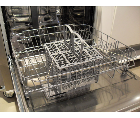 De onderkorf van de Smeg STA6247D9 met neerklapbare bordensteunen