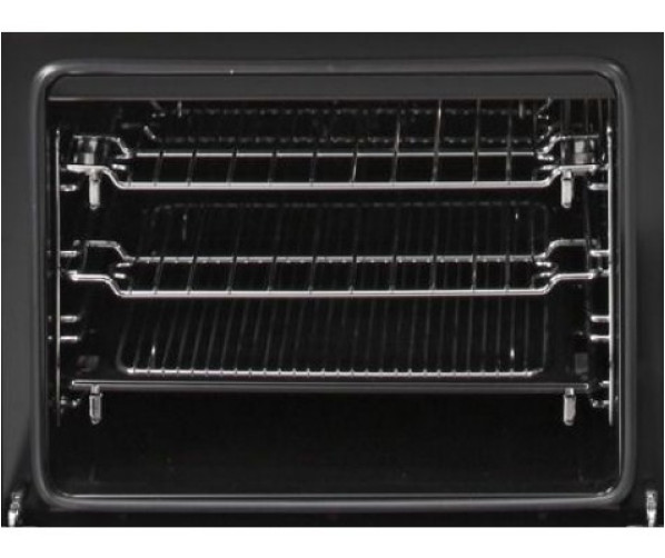 De oven onder het kookgedeelte is multifunctioneel en voorzien van hetelucht