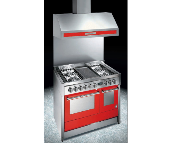 De SK100 achterwand van STEEL is perfect te integreren tussen fornuis en afzuigkap
