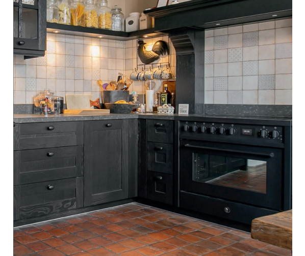 Een landelijke keuken gecombineerd met de Steel EQ9F-4FIKW NF met afzuiging. Wat vind u zelf