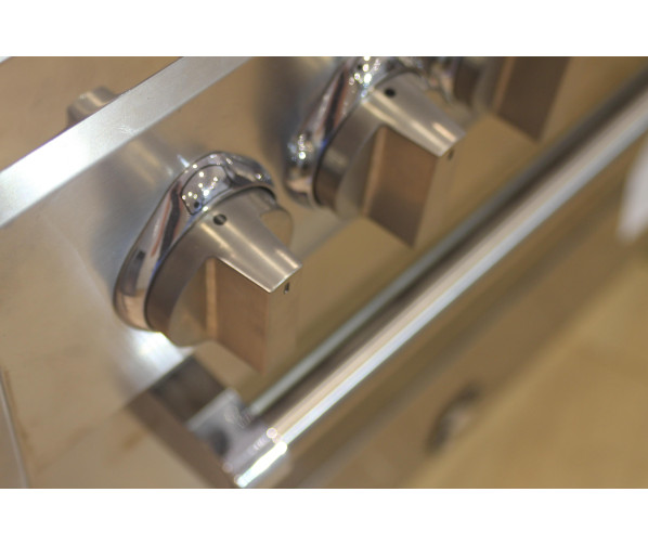 De combinatie van het strakke design, de grote rvs knoppen en de grote stanggreep geven het fornuis een robuust design