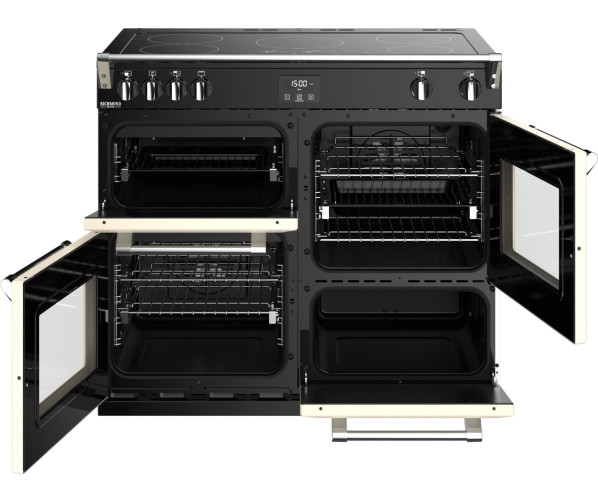 Het interieur van de Stoves RICHMOND S1000 EI deluxe creme inductie fornuis met wel drie ovens en een opbergruimte!