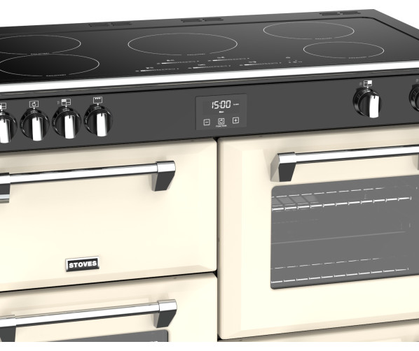Het Stoves RICHMOND S1100 EI deluxe creme inductie fornuis beschikt over een programmeerbare klok