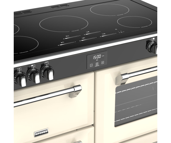 Het Stoves RICHMOND S1100 EI deluxe creme inductie fornuis heeft een warme creme kleur