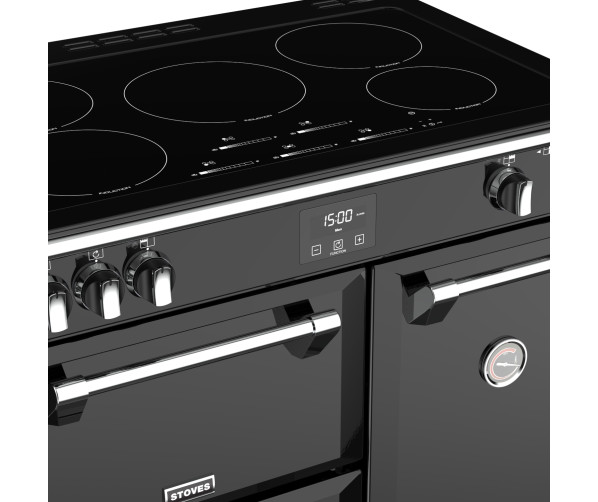 Het Stoves Richmond S900 EI zwart inductie fornuis heeft een inductieplaat met vijf zones