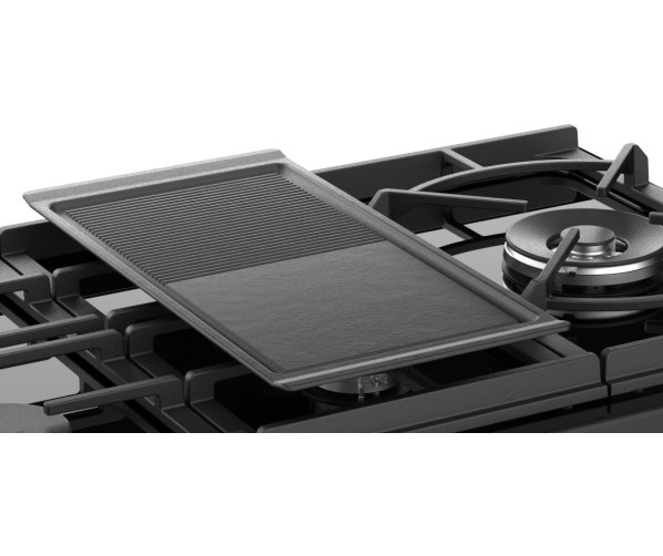 De grillplaat op het Stoves Sterling S1100 DF rvs fornuis is op meerdere branders te leggen