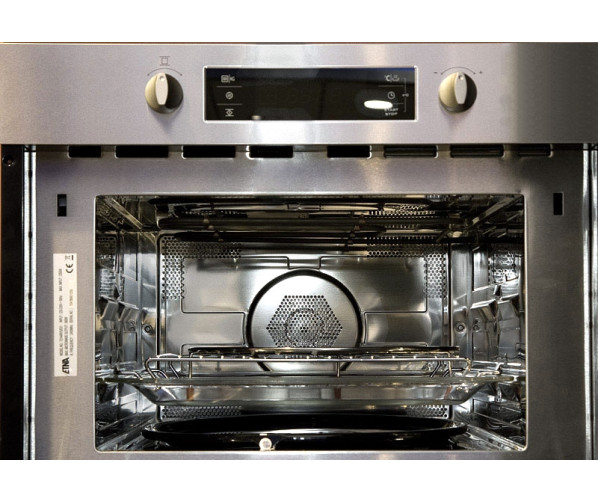 Foto van de binnenzijde van de oven/magnetron ruimte van de T2144RVS