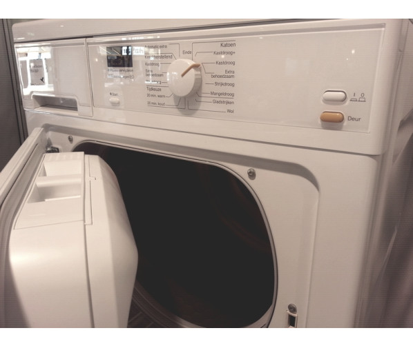 De MIELE warmtepomp droger T8164WP heeft een linksdraaiende deur.