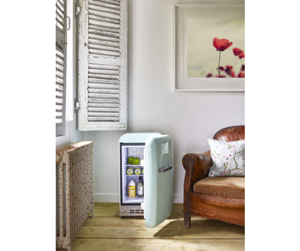Het niterieur van de Smeg FAB5RPG5 minibar groen