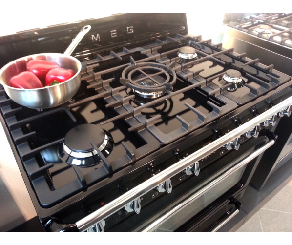 Het SMEG fornuis TR90NNL beschikt over een 5,0 kW sterke wokbrander in het midden