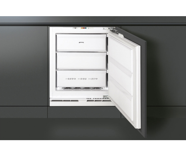 De Smeg VR115AP dient onder een aanrecht geplaatst te worden waarna de keukendeuren er weer voor gemonteerd kunnen worden