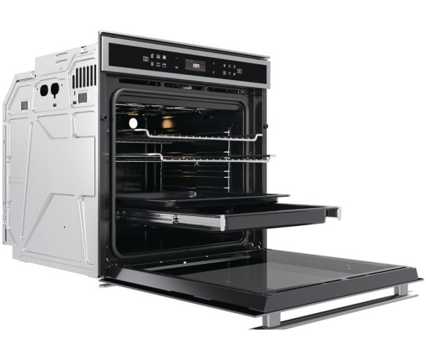 De Whirlpool W6 OM4 4S1 H inbouw oven wordt gelverd met meerdere bakplaten en roosters