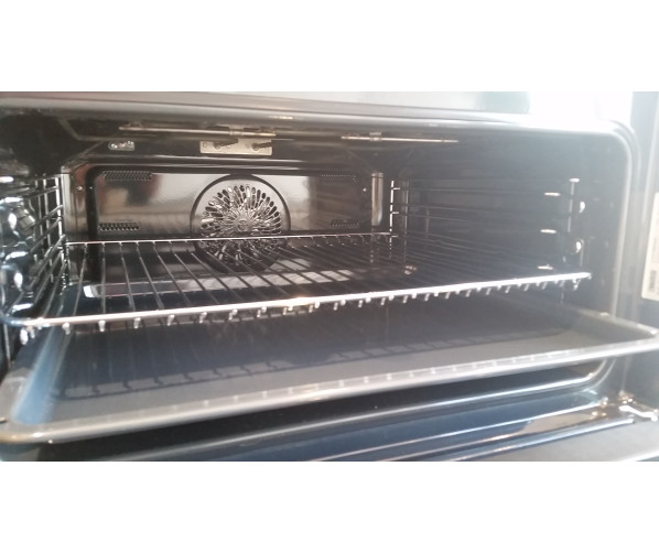 Foto van de binnenzijde van de Zanussi ZNF44X combi-oven
