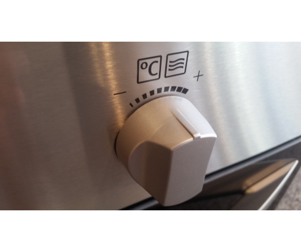 Fraai zijn de grote knoppen op de Zanussi ZNF44X combi-oven