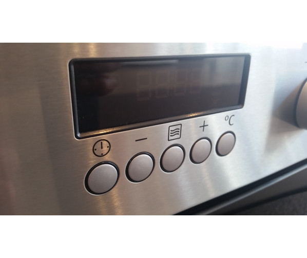 De Zanussi ZNF44X combi-oven is uitgevoerd met digitale programmeerklok