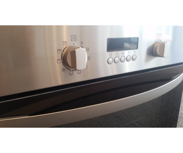 Het design van de Zanussi ZNF44X combi-oven is strak en uitgevoerd in vingervlekvrij roestvrijstaal