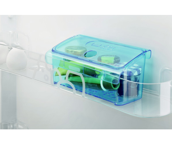 De Zanussi ZRG16605WA tafelmodel koelkast is voorzien van de handige easybox, om kleine spullen als medicijnen koel te houden