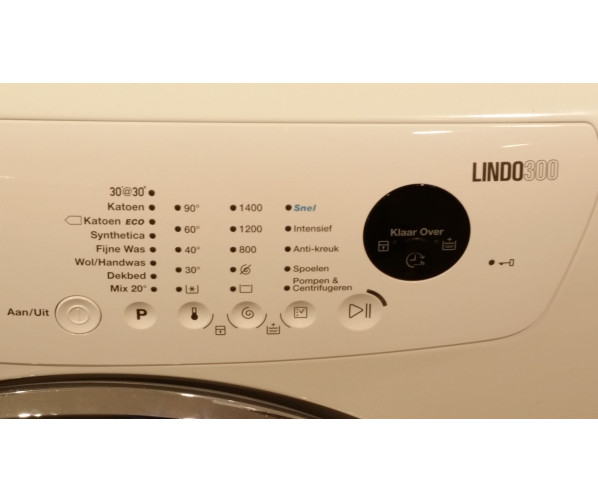 Foto van het bedieningspaneel van de Zanussi ZWF01483WH