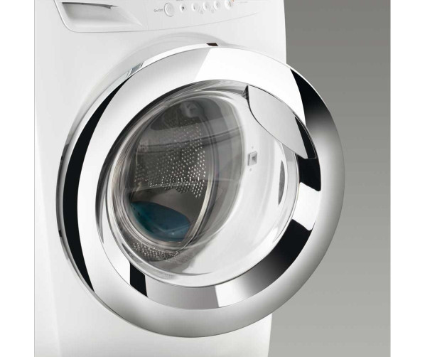 De Zanussi ZWF81463WH wasmachine is uitgevoerd met een degelijke chromen deur