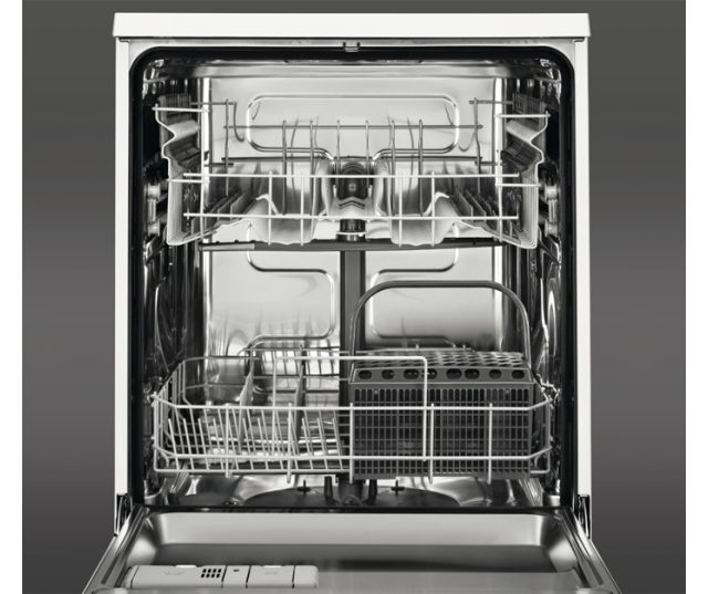 Het interieur van de Aeg F56322W0 vaatwasser roestvrijstaal