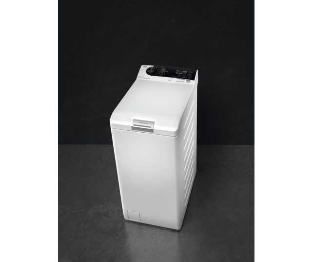 Foto van het design van de AEG LTR7573A met zwart bedieningspaneel en knop voor openen deur