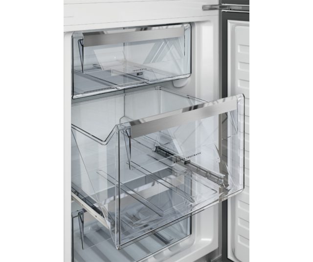 Het vriesvak van de Aeg S53830CNX2 koelkast rvs is handig verdeeld in drie doorzichtige laden