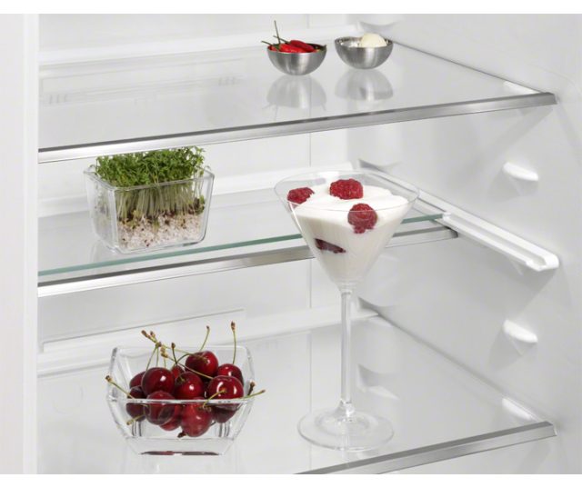 Het luxe interieur van de AEG inbouw koelkast SKS68800F1 uitgevoerd met glazen draagplateaus