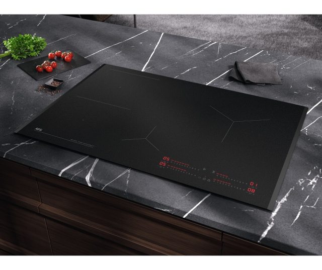 AEG TII84B00FZ inductie kookplaat met SaphirMatt glas - 80 cm.