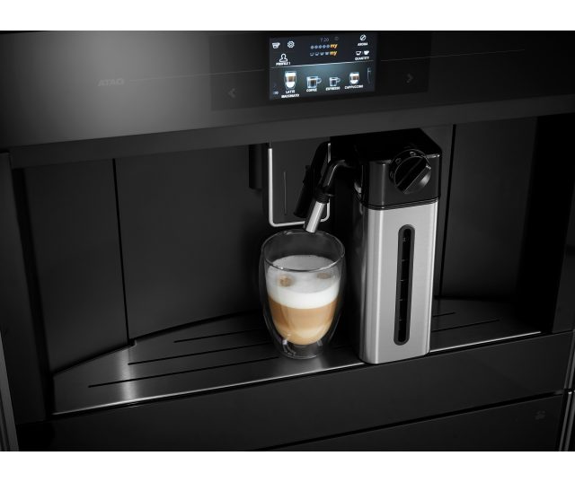 Liever een cappuccino of een Latte Macchiato? Geen probleem met de Atag CM4574M