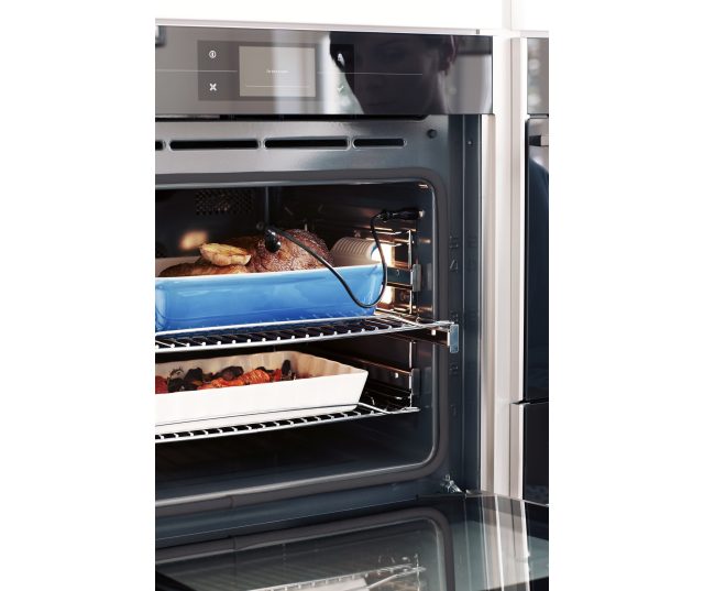 Met de Atag ZX6674M oven zwart inbouw bereidt u de heerlijkste gerechten