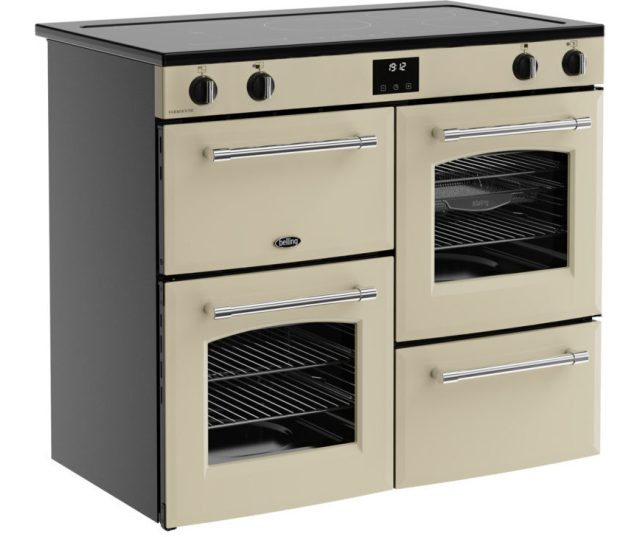 Belling FARMHOUSE 100Ei CRM inductiefornuis in landelijke keuken, crème design met chroom accenten