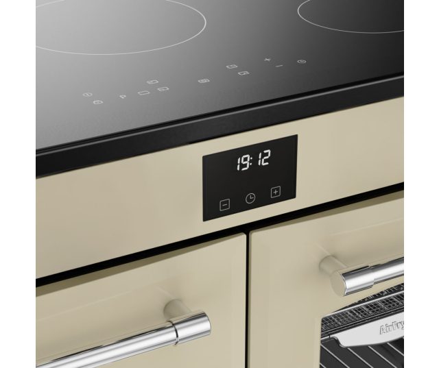 Detail van Belling FARMHOUSE 100Ei CRM bediening, solide metalen knoppen en LED-display met Maxi-Clock timer