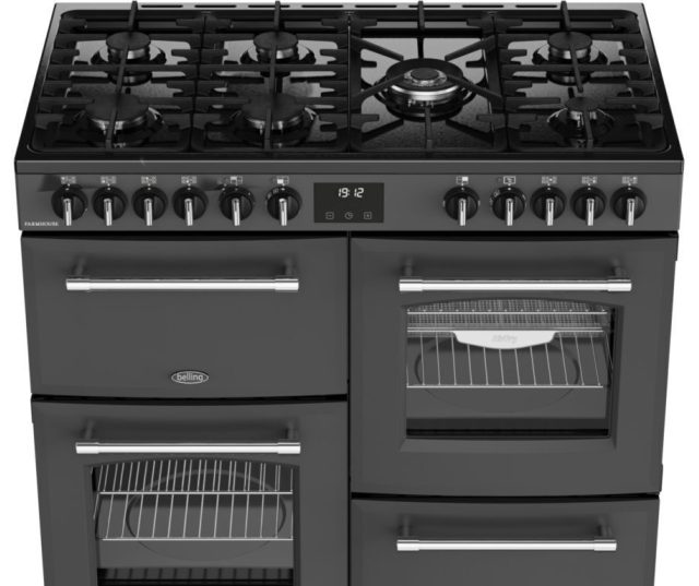 Vooraanzicht Belling FARMHOUSE 110DF ANT gasfornuis met gietijzeren pannendragers en klassieke knoppen