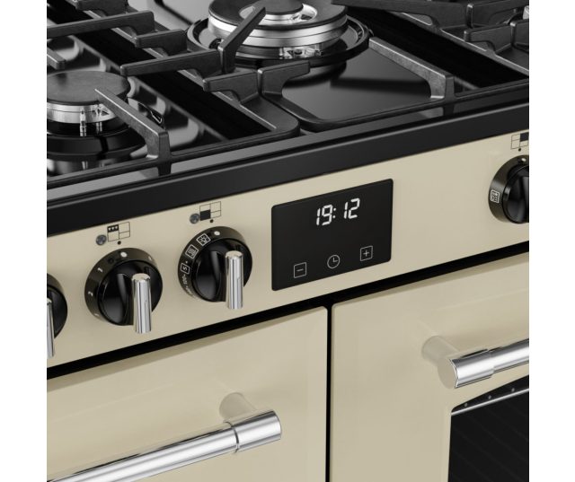Close-up Belling kookplaat met luxe gaspitten en klassieke knoppen