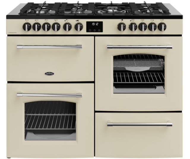 Klik en bekijk de Belling FARMHOUSE 110DF CRM Belling FARMHOUSE 110DF CRM fornuis in crème uitvoering met 7 gasbranders en 3 ovens