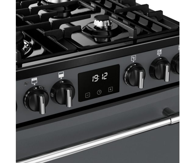 Chromen bedieningsknoppen en programmeerbare Maxi-Clock op het FARMHOUSE 60DF ANT fornuis