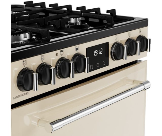 Chromen draaiknoppen en digitale timer op het klassieke Belling gasfornuis