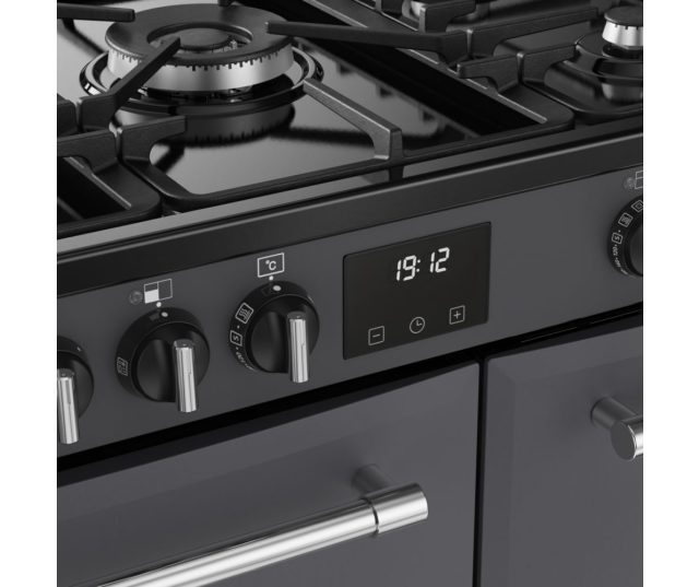 Close-up gietijzeren pannendragers en branders van het Belling FARMHOUSE 90DF ANT fornuis