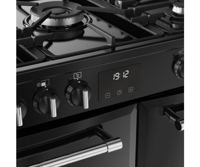 Detail bedieningspaneel Belling FARMHOUSE 90DF BLK met retro knoppen en digitale klok