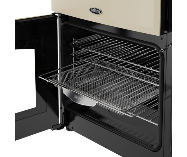 Belling FARMHOUSE 90DF CRM gasfornuis in landelijke keuken - crème kleur met retro uitstraling en moderne kookfuncties