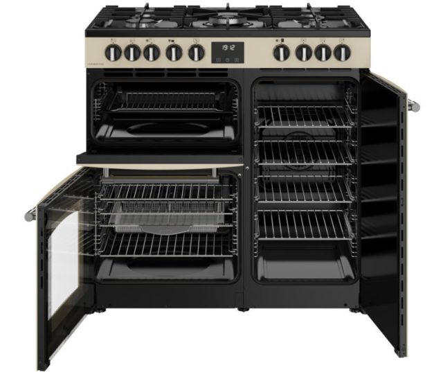 Hoofdoven van het Belling FARMHOUSE 90DF CRM gasfornuis open met 60 liter inhoud en heteluchtfunctie