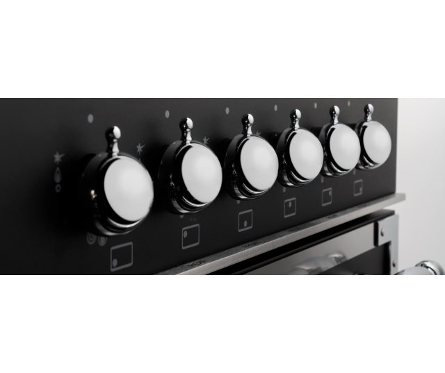 Bijpassende knoppen versterken het landelijk klassieke design van dit fornuis