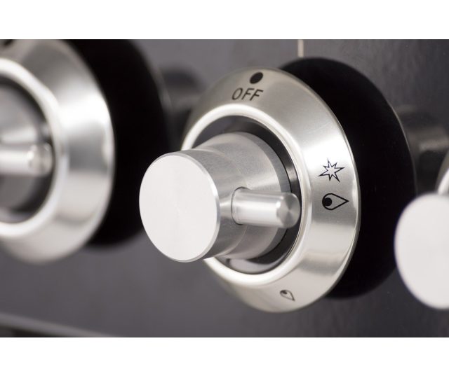 Foto van de grote rvs knoppen van de Boretti VP104IXDF waarmee de branders bediend kunnen worden.