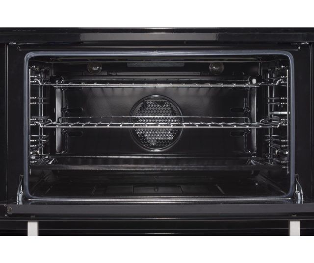 Foto van de binnenzijde van de oven met achterin de VPI94WT de ventilator voor de hetelucht circulatie.
