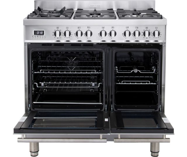 De opbergruimte onder de ovens biedt plaats voor de roosters en bakplaten welke niet gebruikt worden.