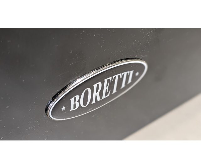 Boretti logo op de voorzijde van het MLI94DZW inductiefornuis