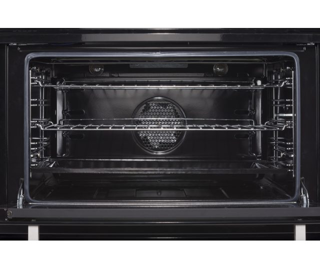Foto van de binnenzijde van de oven de Boretti VPNR96GR. Deze is voorzien van hetelucht, grill en onder/bovenwarmte functie