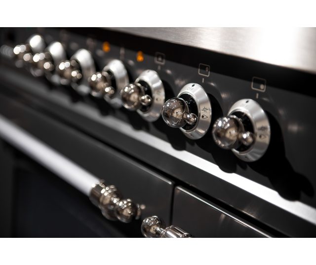 De prachtige chrome knoppen blinken op het Boretti VPNRI93AN inductie antraciet fornuis