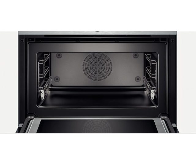 De binnenzijde van de Bosch CMG636NS2 oven met magnetron